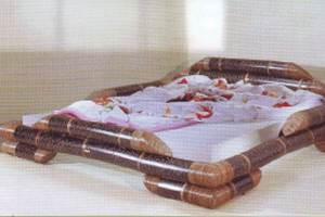High Touch - Bali Bett, schwarz-natur mit Ethnokerben 